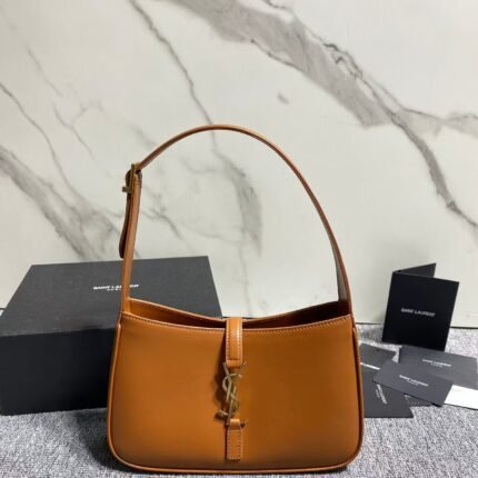 2021 spring and summer show ysl new underarm bag minimalist shape plus logo simple aesthetic advanced closure is buckle design half open way code 657228 size 23x16x6.5cm