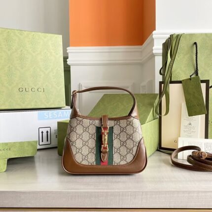 Gucci jackie 1961 miniature classic canvas is stylish and versatile.