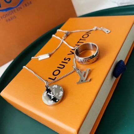 Details of the actual shot with a one-to-one original logo Titanium steel deep plating is not easy to lose color, very perfect!